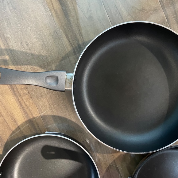 Excellent Condition 4-Piece Frying Pan Set - Picture 6 of 9